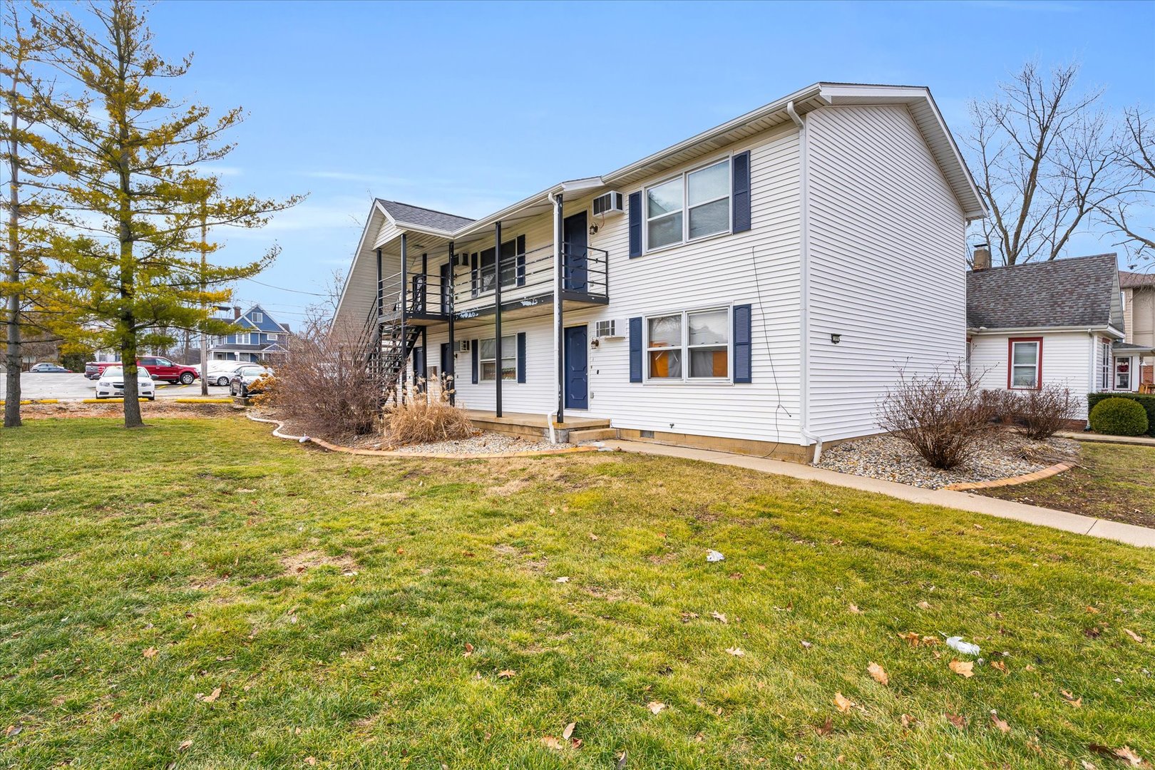 a view of a house with a yard
