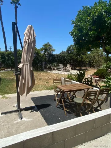 a view of roof with sitting area