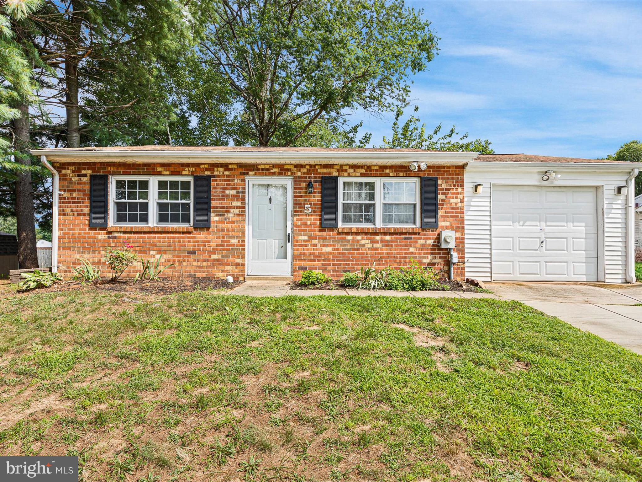 5 Topaz Drive Newark, DE 19702 - Photo 3 of 28 front view of a house with a yard