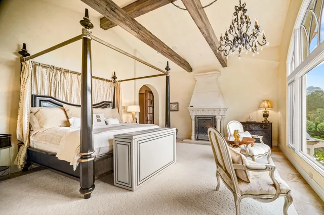 a view of entryway with a front door