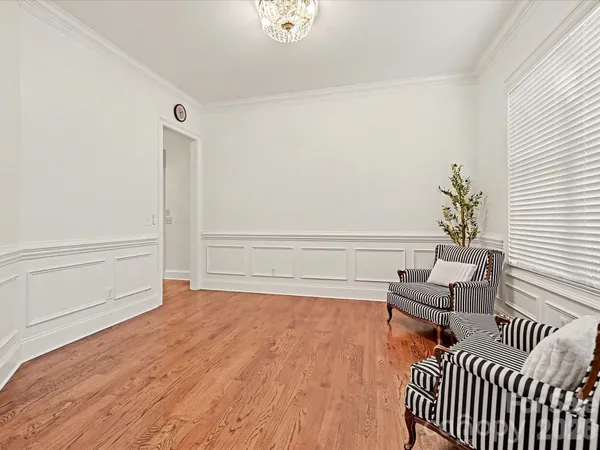 a view of livingroom with furniture