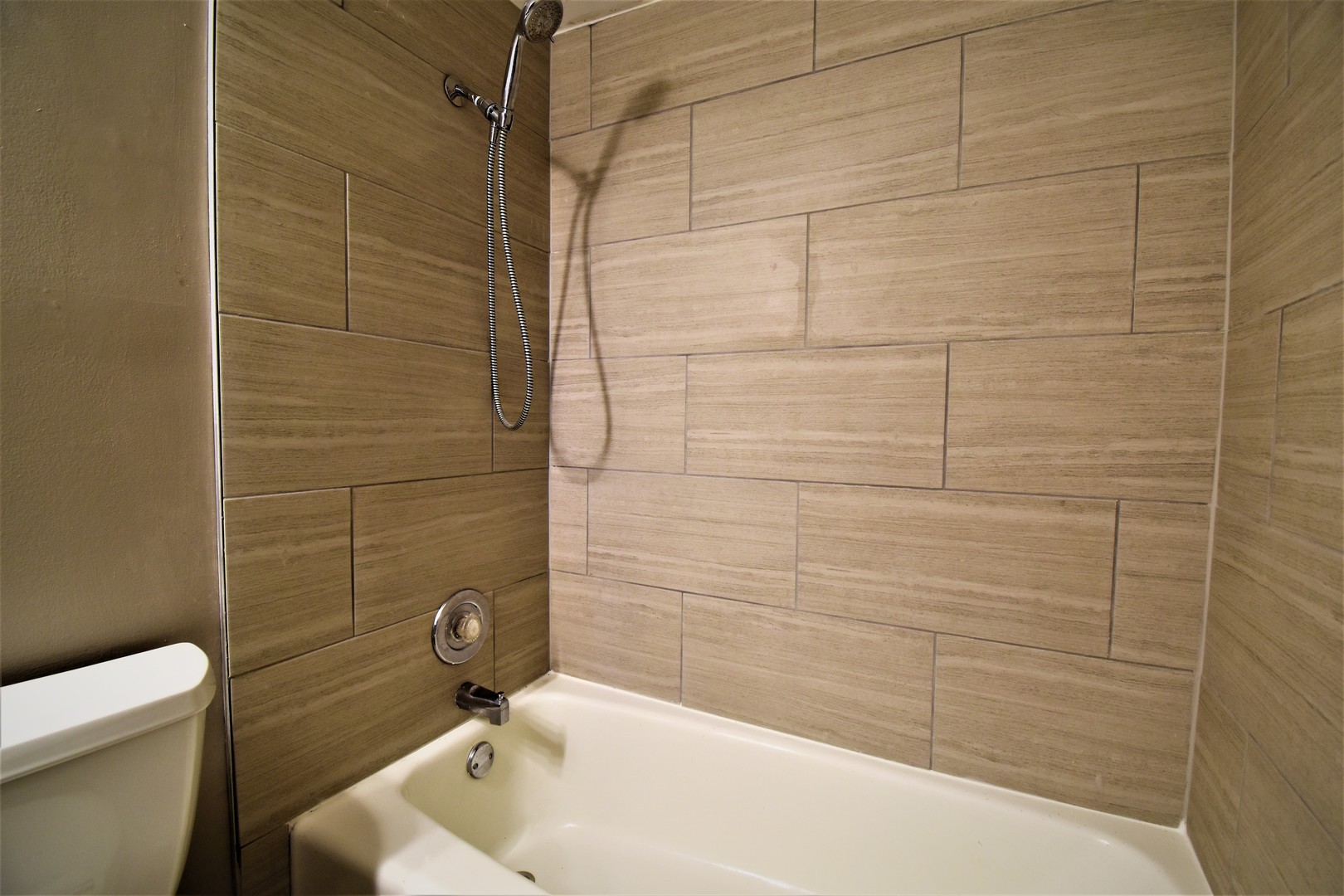 19330 Wolf Road, Unit 5 Mokena, IL 60448 - Photo 21 of 25 a bathroom with a sink and bathtub