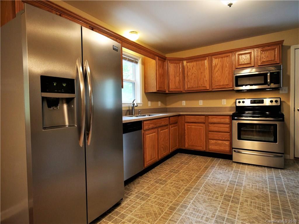 28 Country Road Hendersonville, NC 28791 - Photo 7 of 33 Gallery Image 7