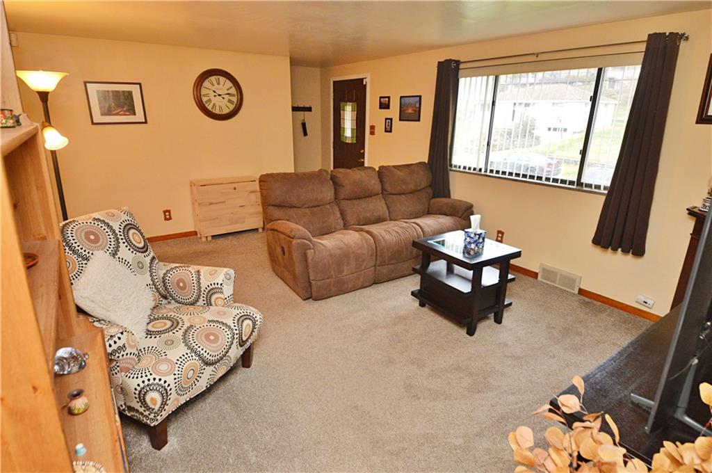 109 Thorncrest Drive McKees Rocks, PA 15136 - Photo 6 of 37 a living room with furniture and a window
