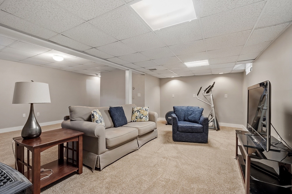 92 Stonegate Road, Unit 92 Chelmsford, MA 01824 - Photo 14 of 32 a living room with furniture and a lamp