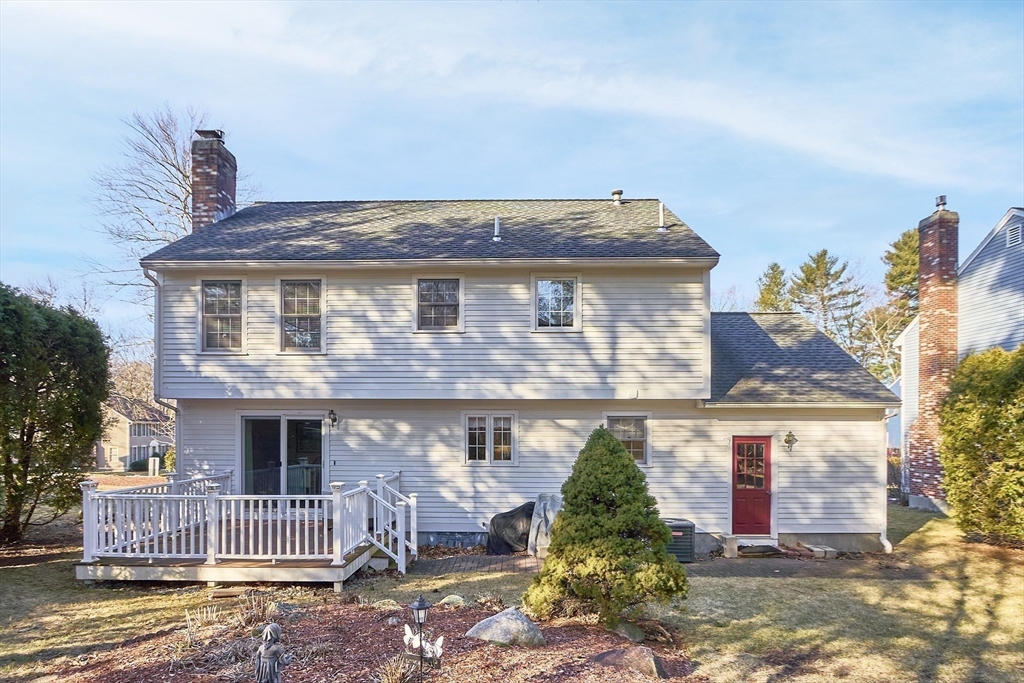 92 Stonegate Road, Unit 92 Chelmsford, MA 01824 - Photo 28 of 32 a front view of a house