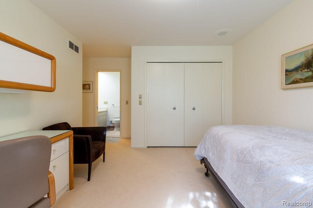 5630 Ridgewood Road West Bloomfield, MI 48322 - Photo 37 of 64
