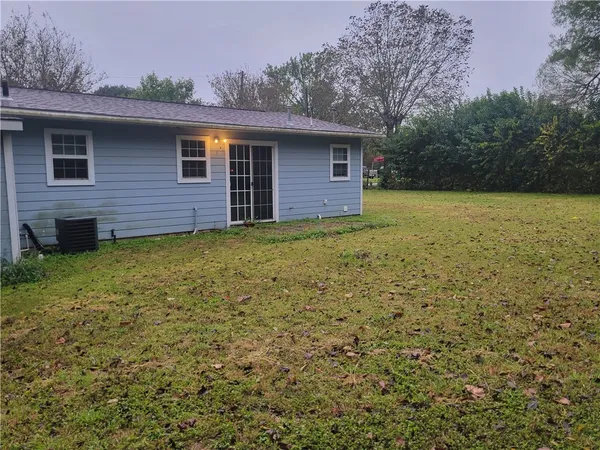$1,295 | 609 Cottonwood Street, Unit A, Lockhart, TX 78644