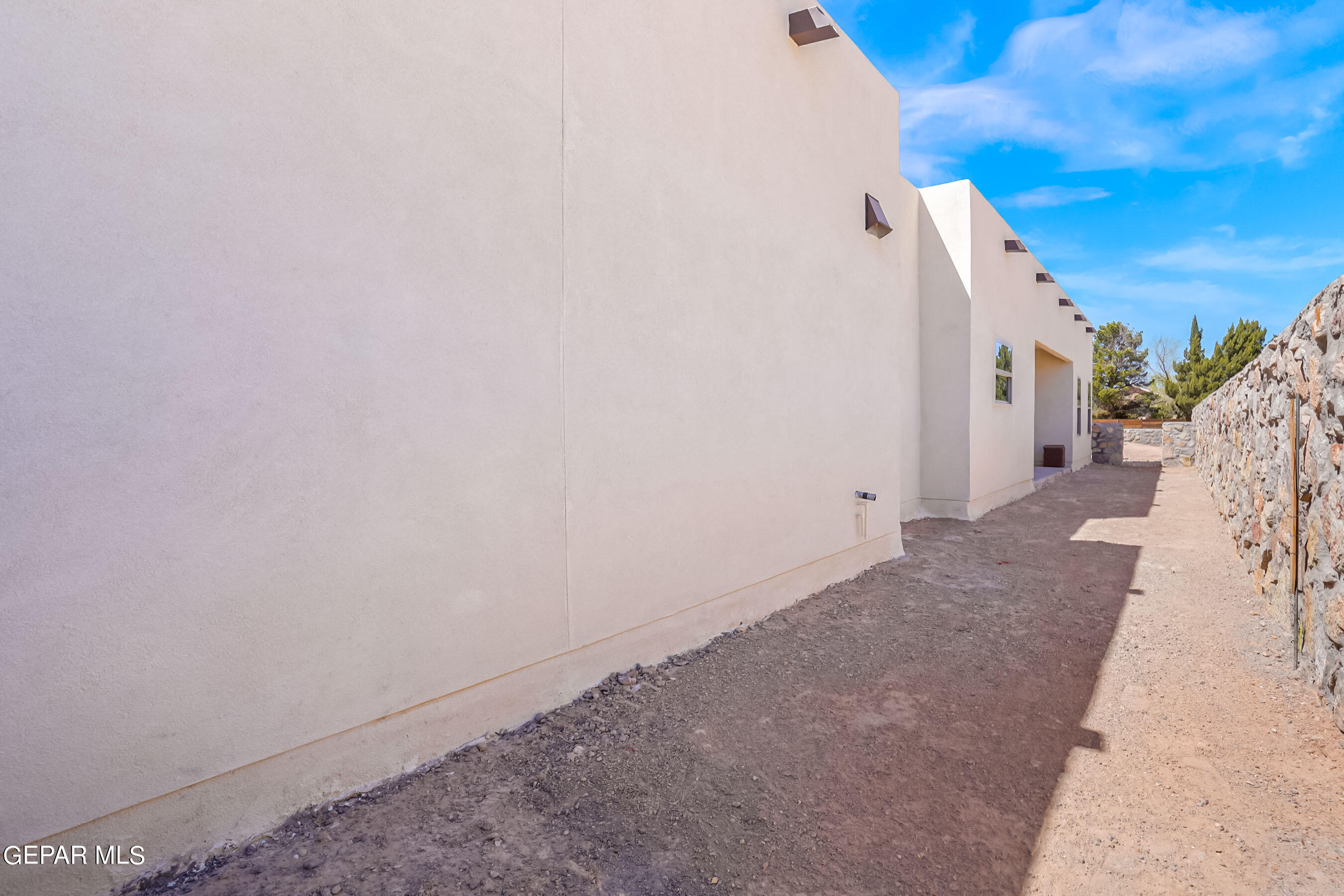 871 Country Club Road, Unit 4E El Paso, TX 79932 - Photo 33 of 34 a view of a house with a snow in the background