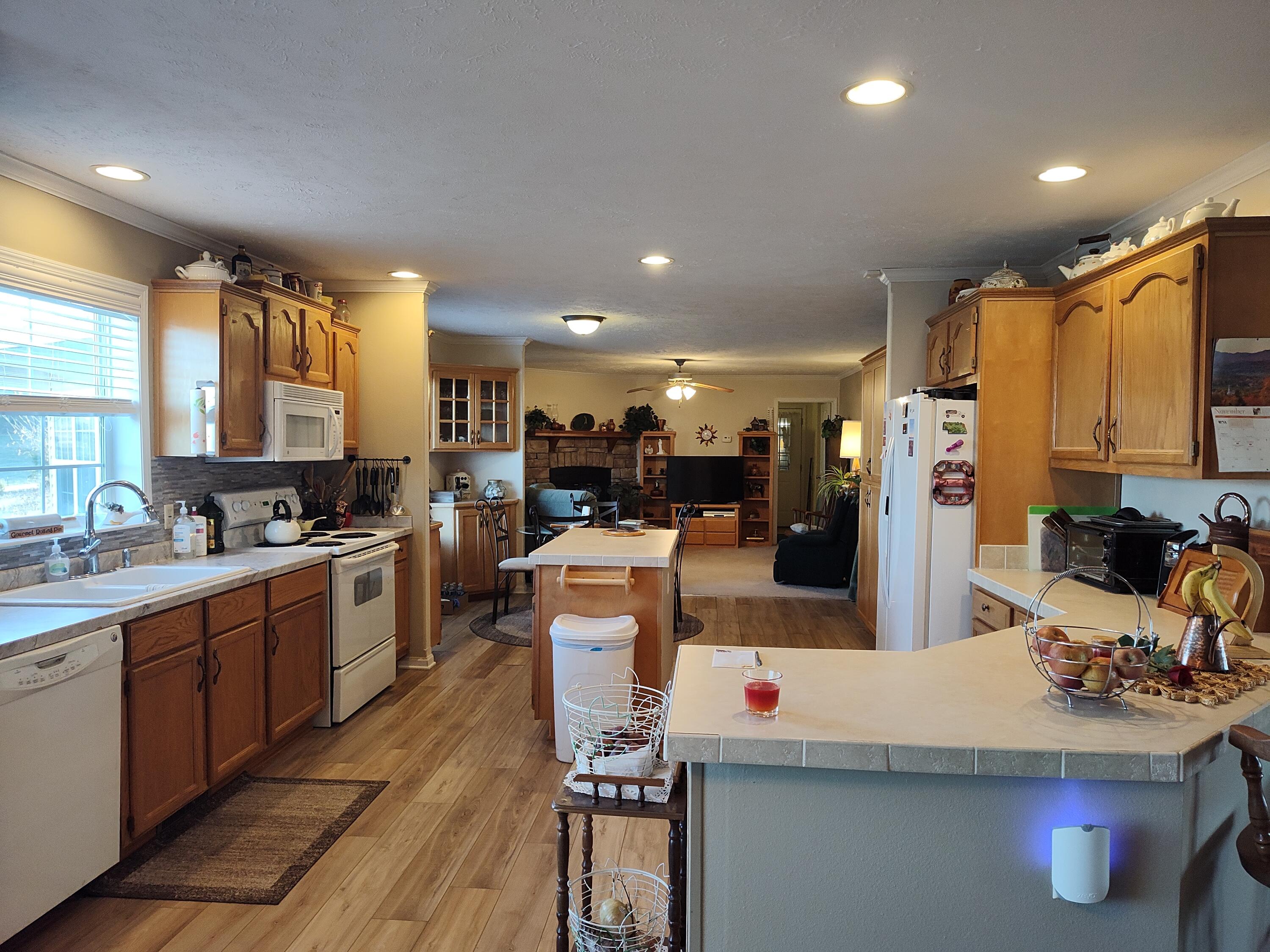 1672 East 355th Road Bolivar, MO 65613 - Photo 21 of 92 Kitchen into family room