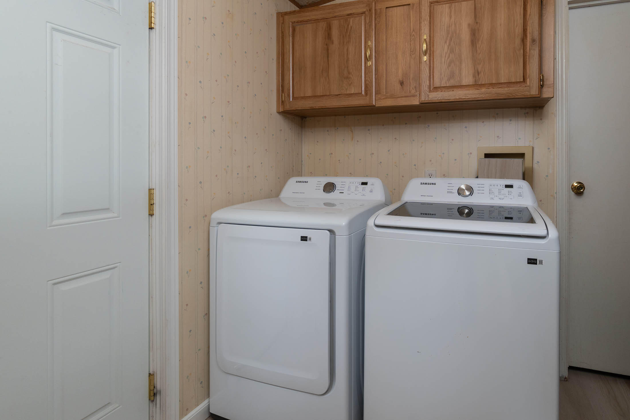 25907 South Cooper Street Bend, OR 97701 - Photo 20 of 34 a utility room with dryer and washer