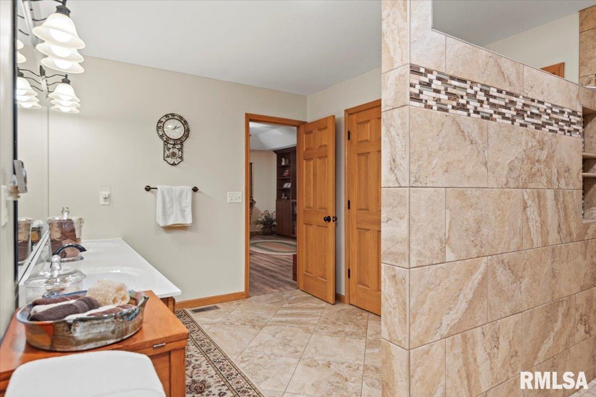 221 Huntington Road Chatham, IL 62629 - Photo 25 of 44 Gallery Image 25