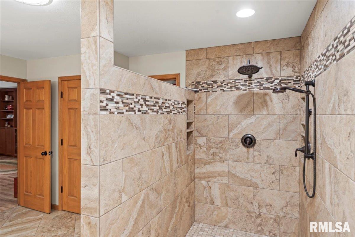 221 Huntington Road Chatham, IL 62629 - Photo 26 of 44 Gallery Image 26