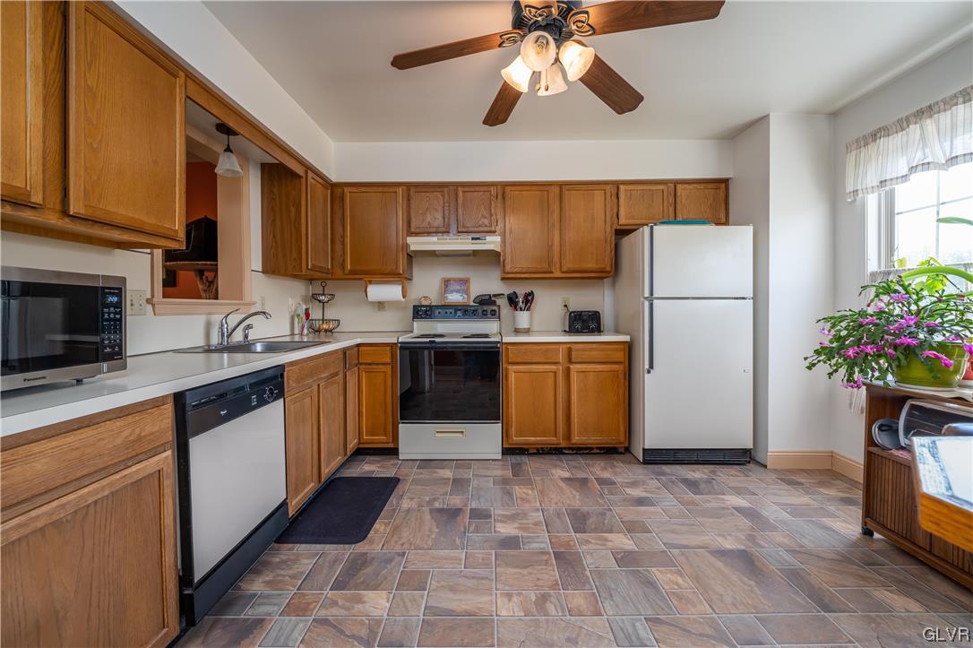 308 Ridgeview Drive Alburtis, PA 18011 - Photo 16 of 35 Kitchen