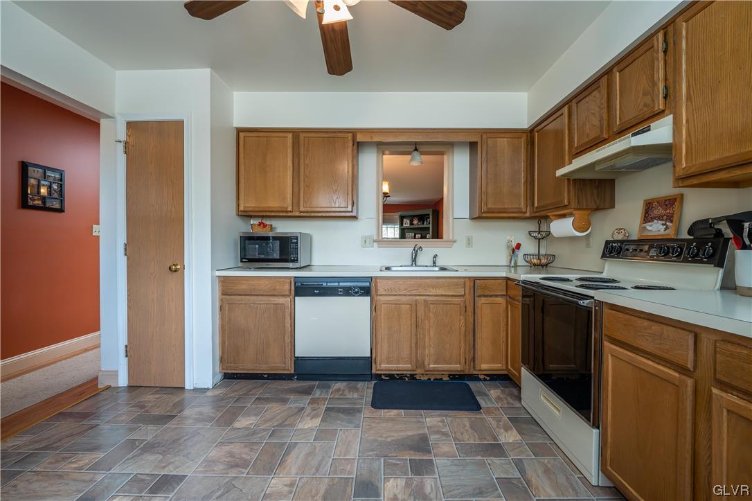 308 Ridgeview Drive Alburtis, PA 18011 - Photo 18 of 35 Kitchen