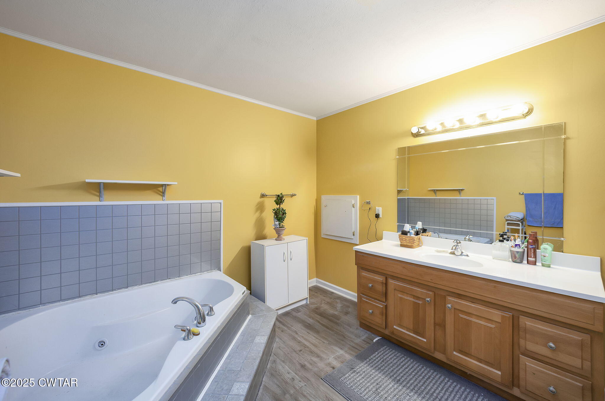 136 Mason Grove Road Humboldt, TN 38343 - Photo 33 of 36 a bathroom with a bathtub sink and mirror