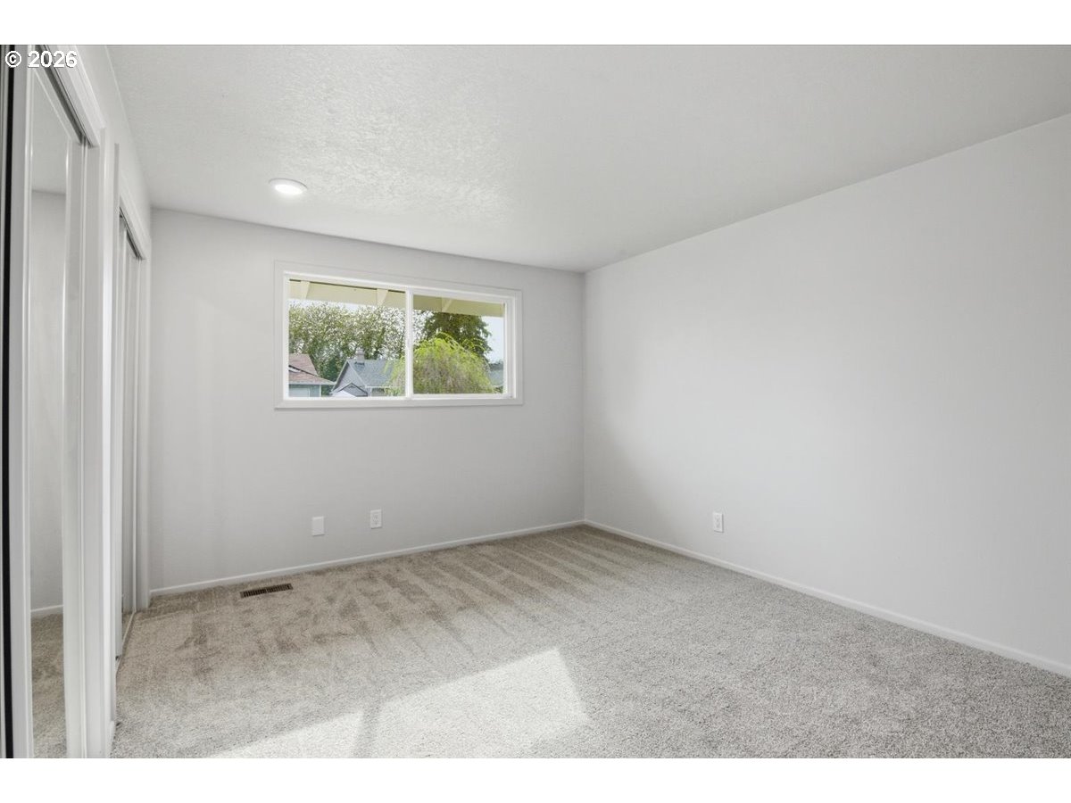 545 Baldwin Avenue Northeast Salem, OR 97301 - Photo 13 of 29 an empty room with windows