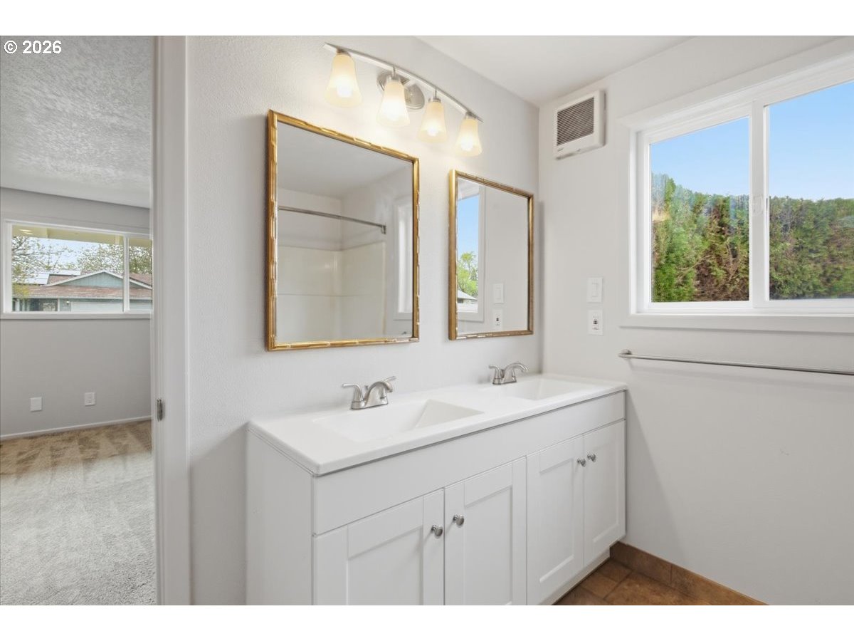 545 Baldwin Avenue Northeast Salem, OR 97301 - Photo 14 of 29 a bathroom with a sink and a mirror
