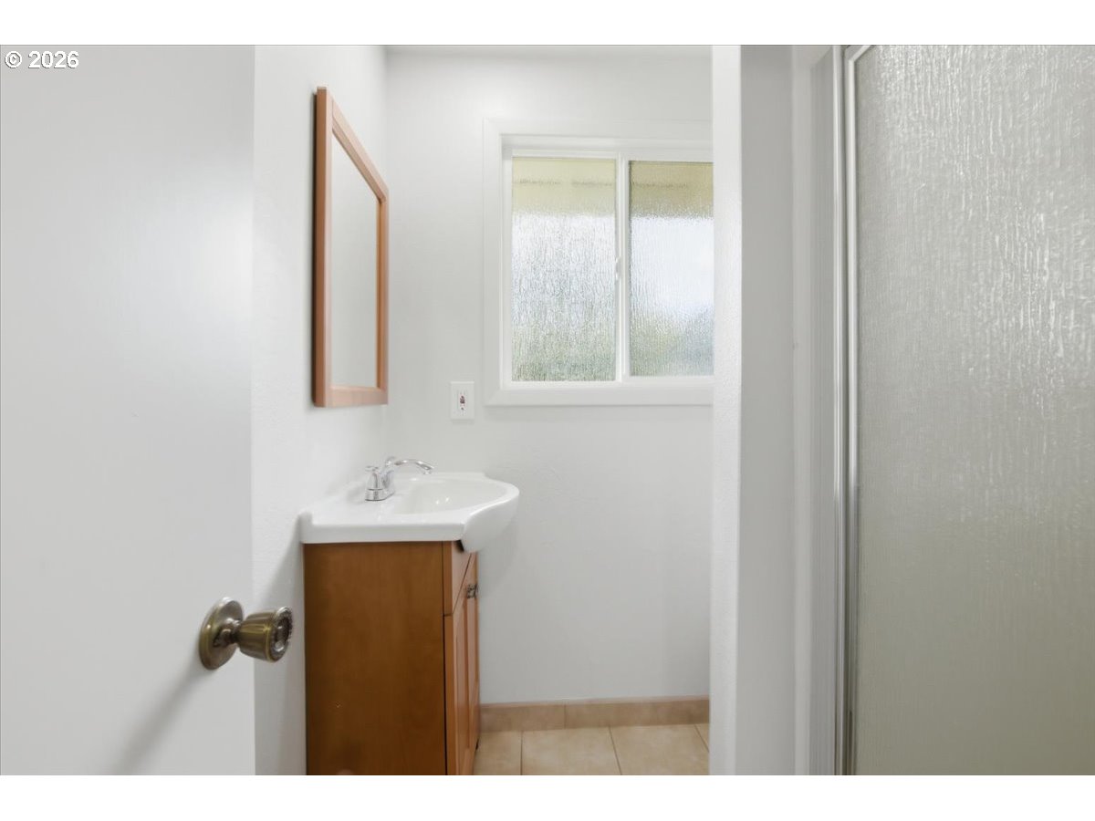 545 Baldwin Avenue Northeast Salem, OR 97301 - Photo 19 of 29 a bathroom with a sink a mirror and window