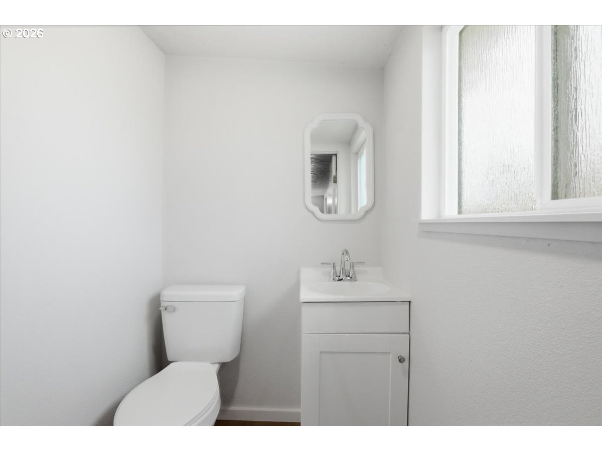 545 Baldwin Avenue Northeast Salem, OR 97301 - Photo 25 of 29 a bathroom with a toilet sink a mirror and vanity