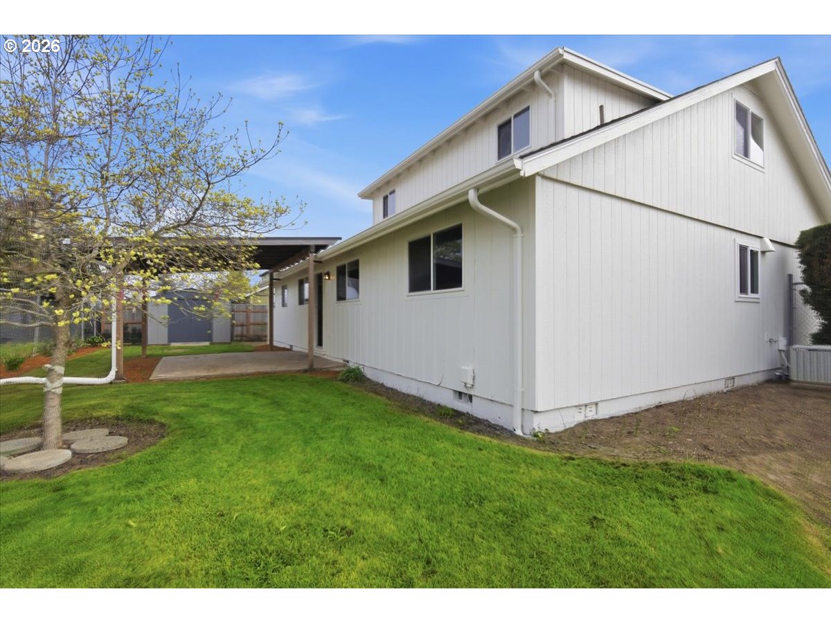 545 Baldwin Avenue Northeast Salem, OR 97301 - Photo 27 of 29 a view of a backyard with a white house