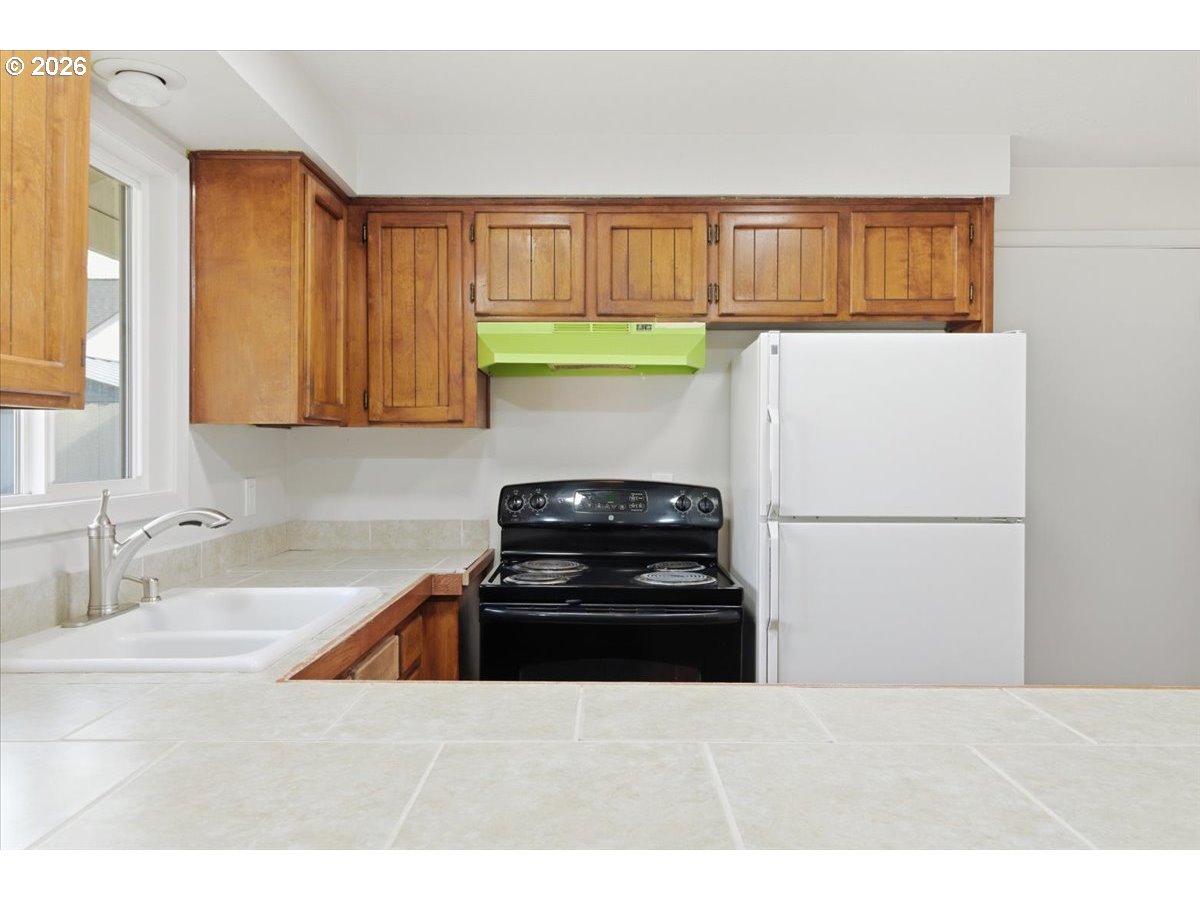 545 Baldwin Avenue Northeast Salem, OR 97301 - Photo 10 of 29 a kitchen with a stove and a refrigerator