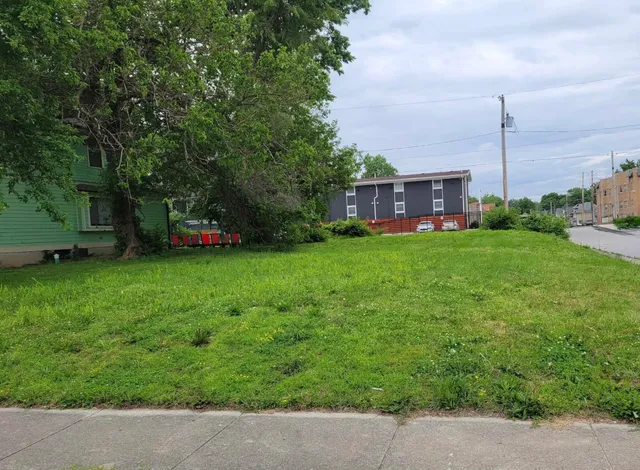 a view of a house with a backyard