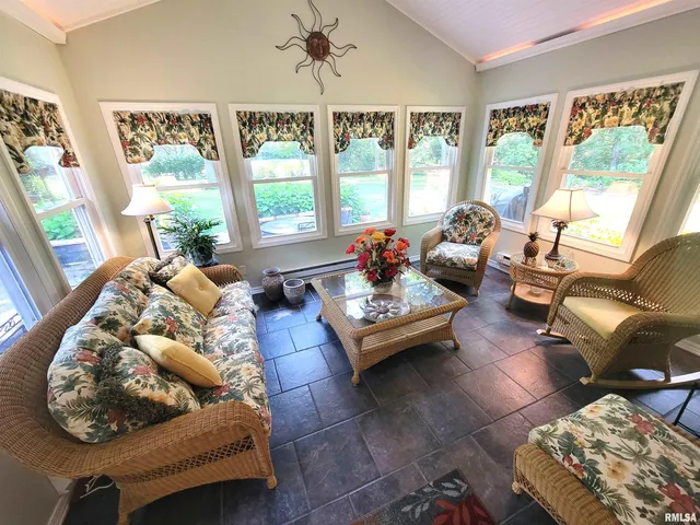 $449,000 | 2753 North Stanford Road, Flora, IL 62839