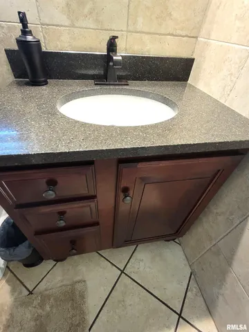 $449,000 | 2753 North Stanford Road, Flora, IL 62839