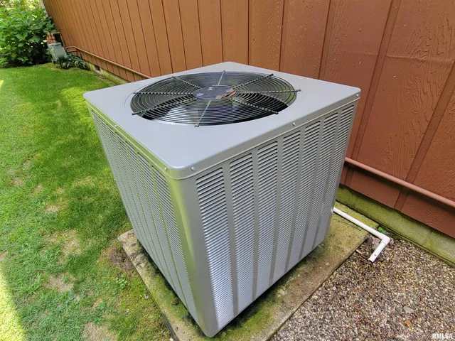 $449,000 | 2753 North Stanford Road, Flora, IL 62839