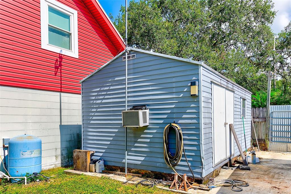 4707 East Temple Heights Road Tampa, FL 33617 - Photo 37 of 54 a backyard of a house