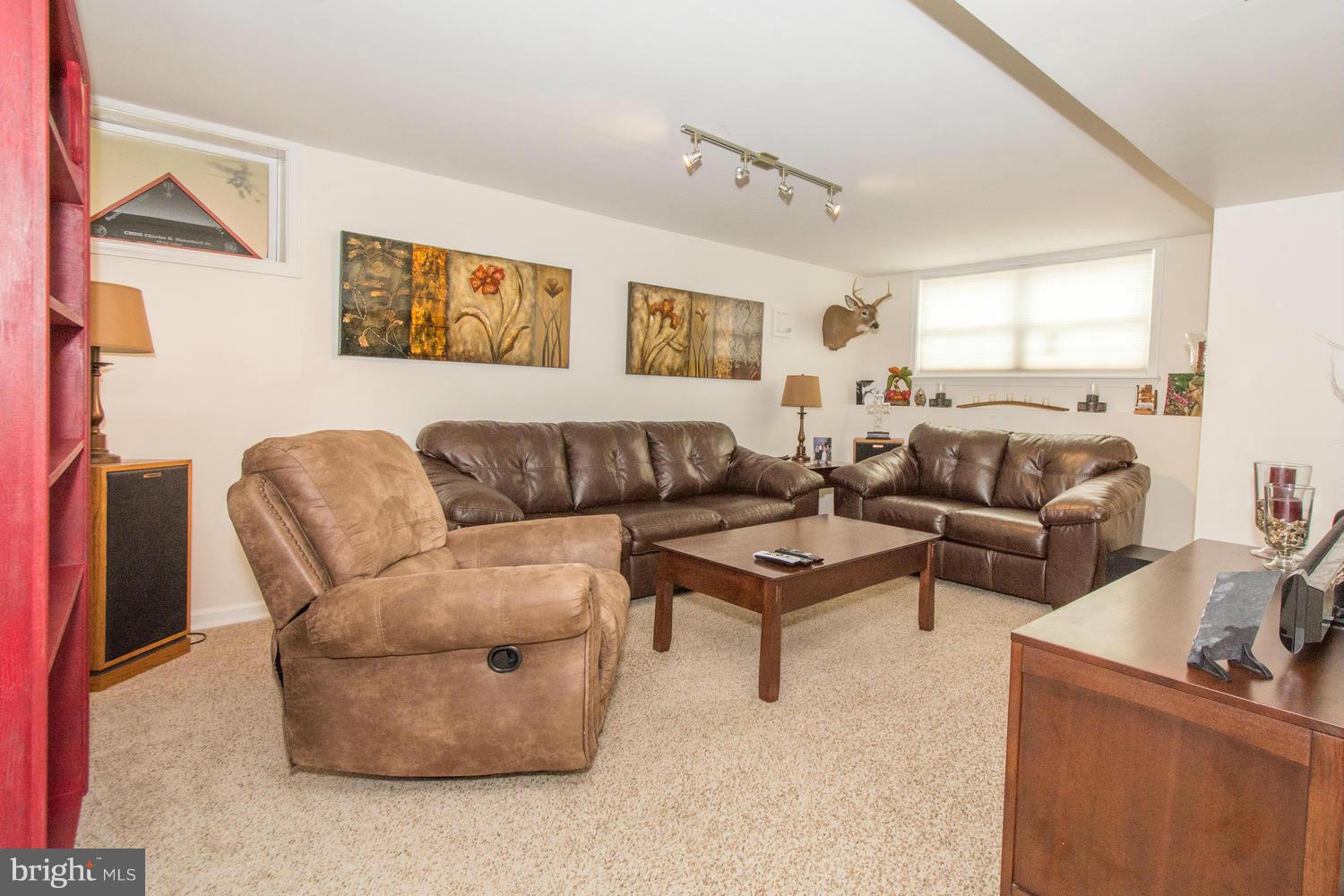 2512 Lodge Farm Road Baltimore, MD 21219 - Photo 19 of 28 Family Room