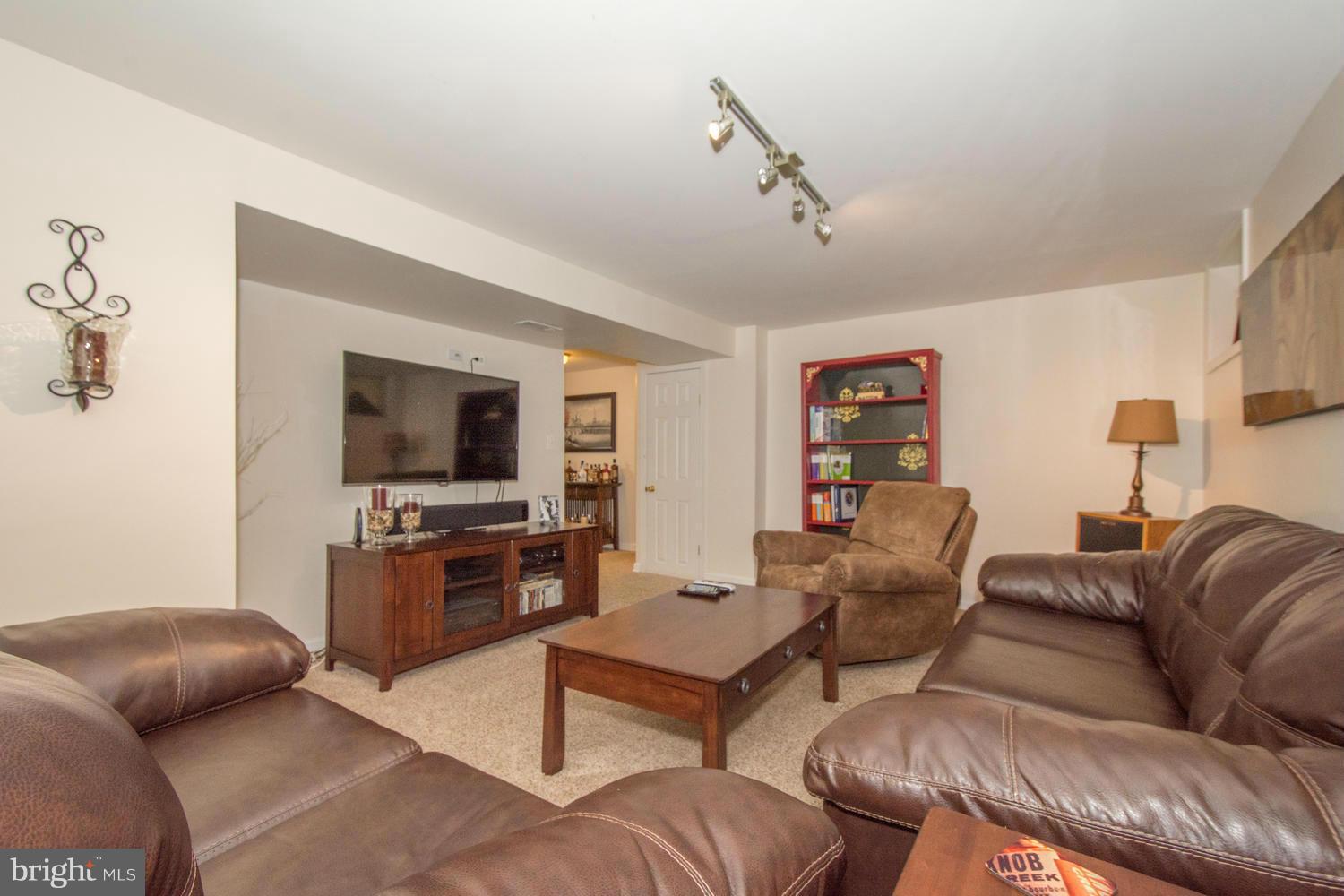 2512 Lodge Farm Road Baltimore, MD 21219 - Photo 20 of 28 Family Room