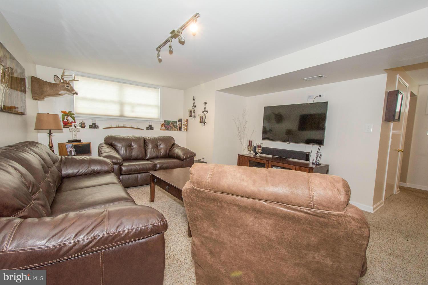 2512 Lodge Farm Road Baltimore, MD 21219 - Photo 21 of 28 Family Room