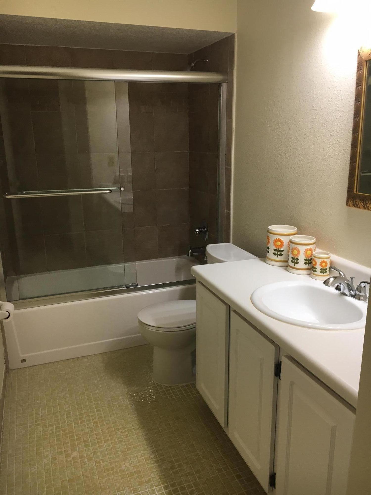 7461 Swallow Run, Unit 46 Winter Park, FL 32792 - Photo 15 of 21 GUEST BATHROOM