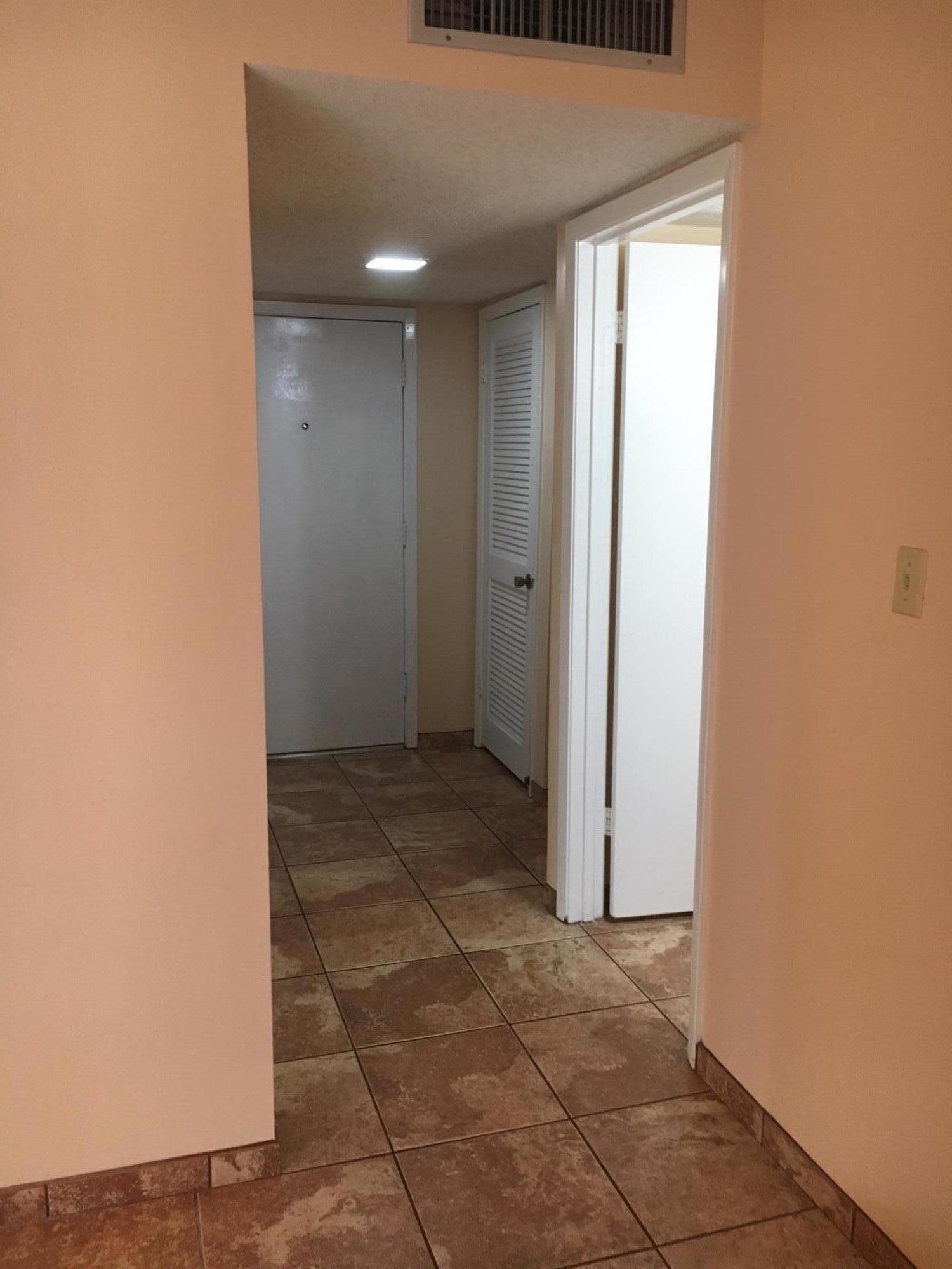 7461 Swallow Run, Unit 46 Winter Park, FL 32792 - Photo 4 of 21 FRONT HALLWAY