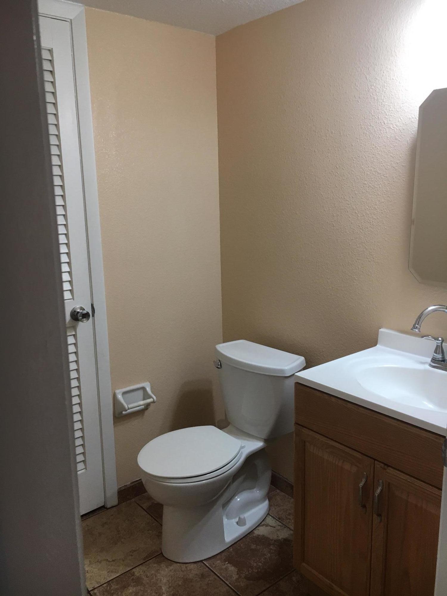 7461 Swallow Run, Unit 46 Winter Park, FL 32792 - Photo 10 of 21 THE I/2 BATROOM