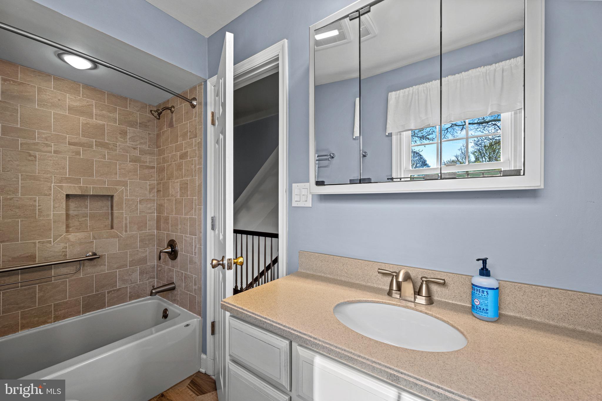 13707 Killarney Court Phoenix, MD 21131 - Photo 30 of 54 Hall full bathroom #2