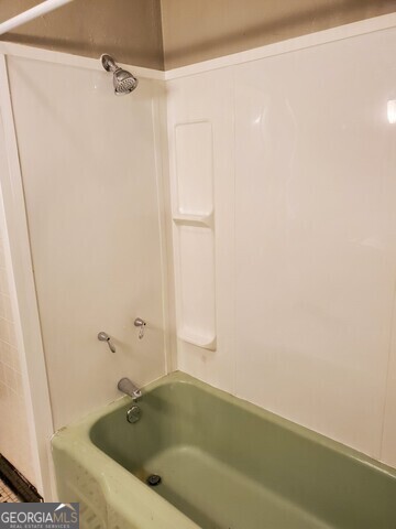 697 Grenada Terrace Macon, GA 31206 - Photo 9 of 18 a bathroom with a bathtub