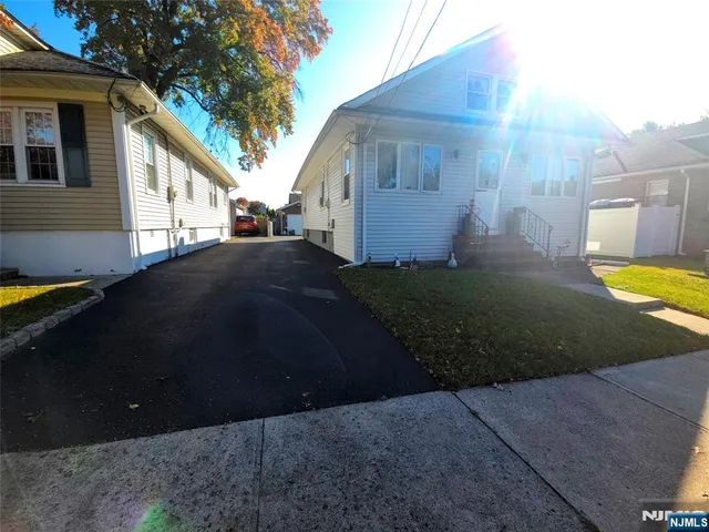 a view of a back yard