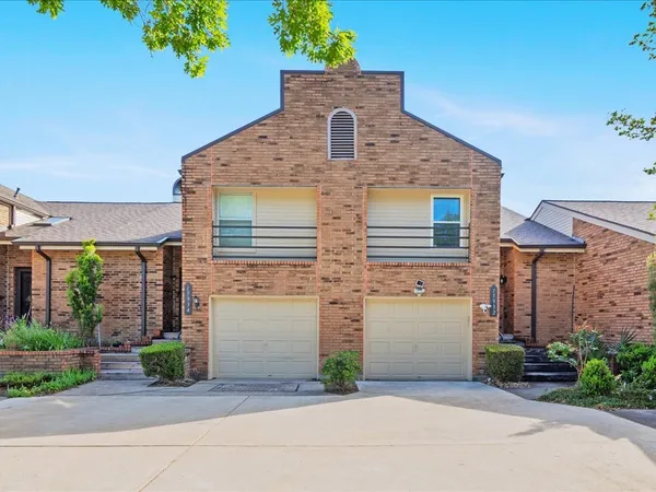 $2,300 | 15932 Seahorse Drive, Unit 272, Houston, TX 77062