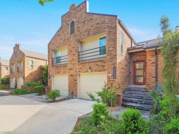 $2,300 | 15932 Seahorse Drive, Unit 272, Houston, TX 77062