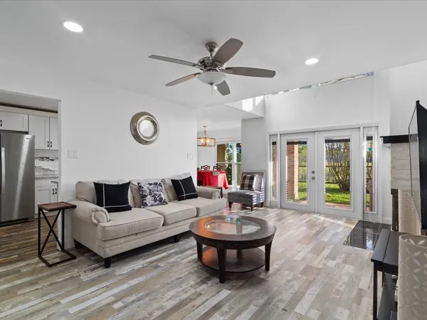 $2,300 | 15932 Seahorse Drive, Unit 272, Houston, TX 77062