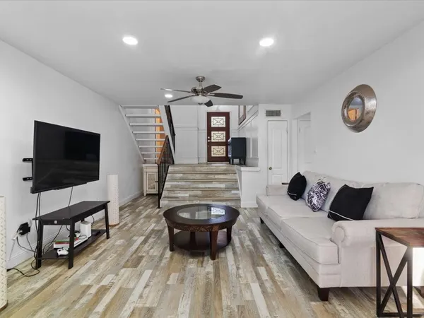 $2,300 | 15932 Seahorse Drive, Unit 272, Houston, TX 77062