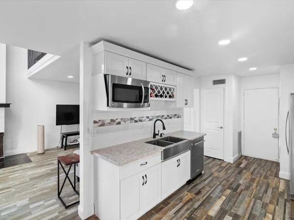 $2,300 | 15932 Seahorse Drive, Unit 272, Houston, TX 77062