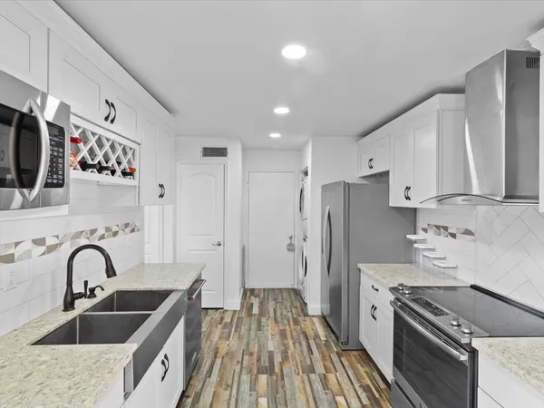 $2,300 | 15932 Seahorse Drive, Unit 272, Houston, TX 77062