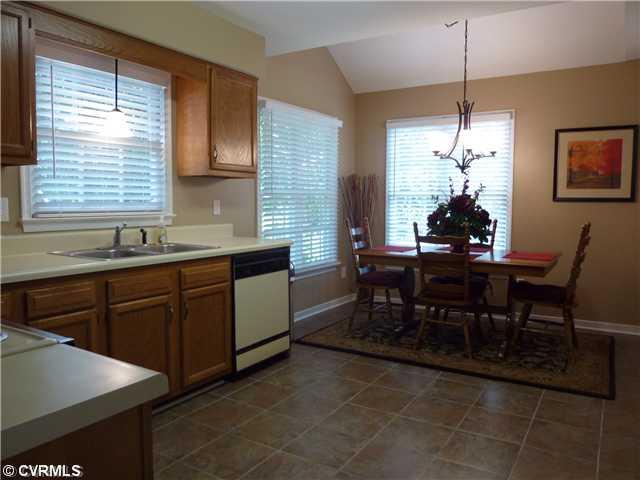 13105 Middle Ridge Way Henrico, VA 23233 - Photo 3 of 4 Kitchen - Large kitchen with lots of workspace, vaulted breakfast nook and pantry