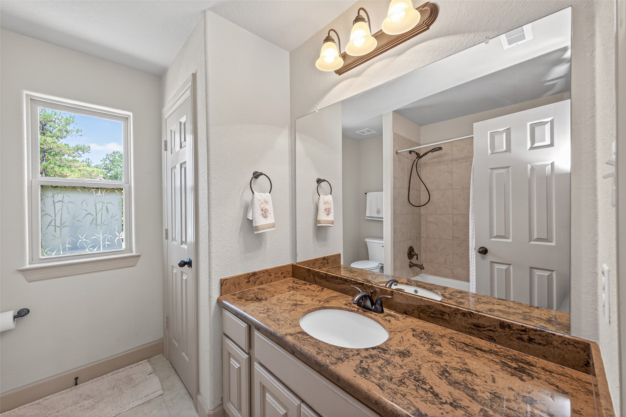 46 Tallgrass Way Spring, TX 77389 - Photo 40 of 50 Bathroom 3