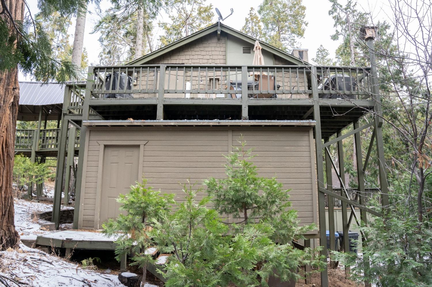 42135 Hanging Branch Road Shaver Lake, CA 93664 - Photo 14 of 55 a view of a house with a balcony and plants