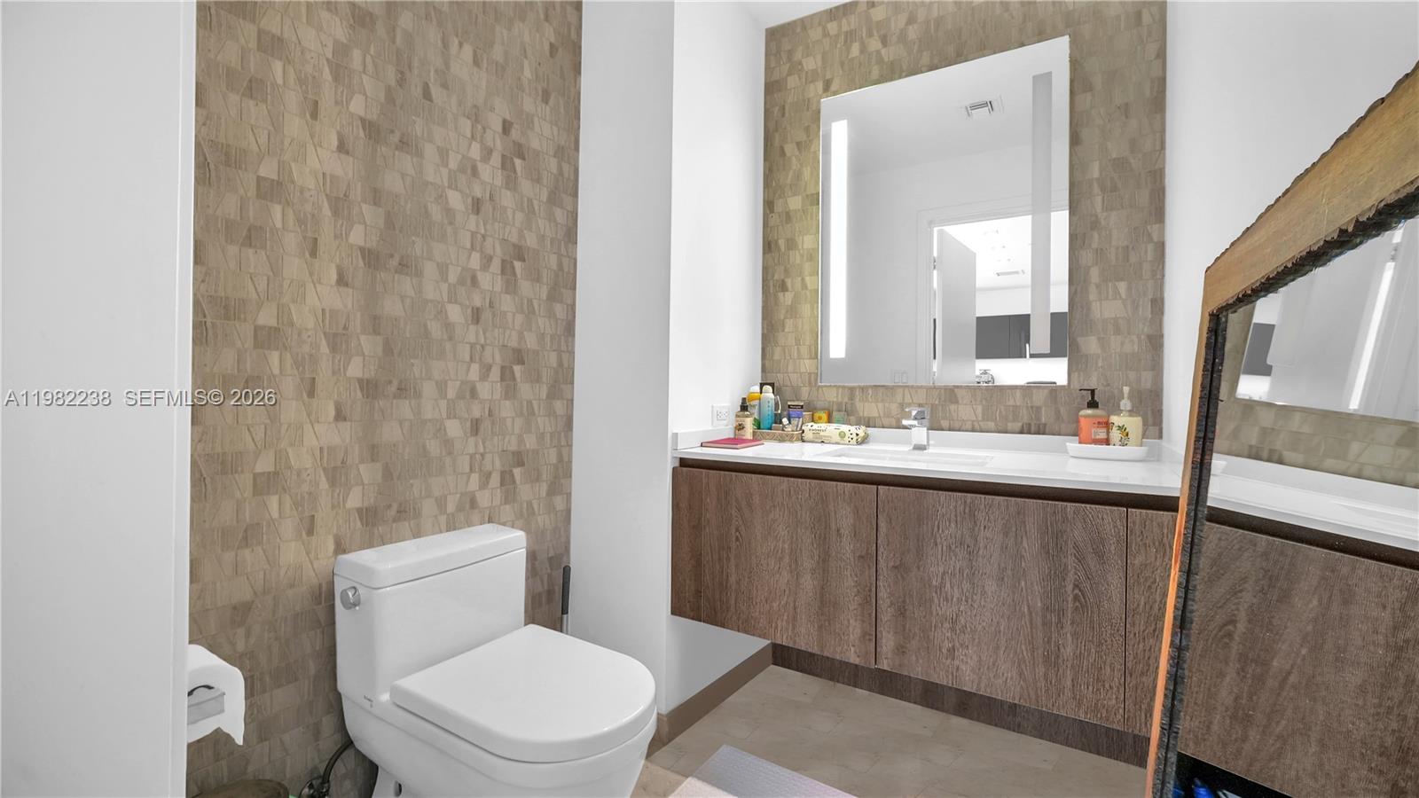 88 Southwest 7th Street, Unit 3307 Miami, FL 33130 - Photo 10 of 20 Guest bathroom